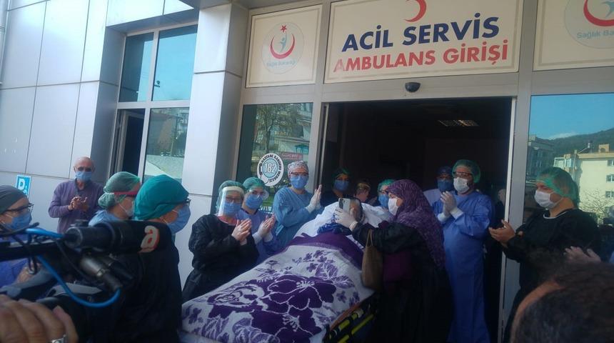 &Ccedil;anakkale&rsquo;nin &Ccedil;an il&ccedil;esinde 92 yaşındaki Bahriye nine koronavir&uuml;s&uuml; yendi