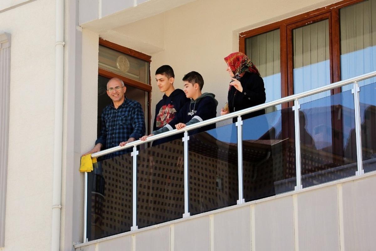 Elazığ&rsquo;da gen&ccedil;lere s&uuml;rpriz doğum g&uuml;nleri