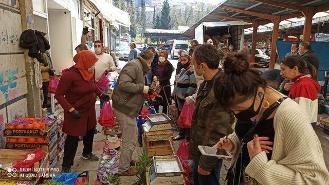 Yasak sonrası Devrekliler manav ve marketlere akın ettiler