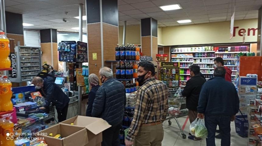 Yasak sonrası Devrekliler manav ve marketlere akın ettiler