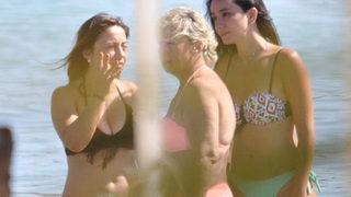 Öykü Gürman yalnız yüzdü