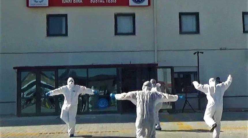 Burdur'da 145 kişi koronavirüs karantinasından halk oyunuyla uğurlandı