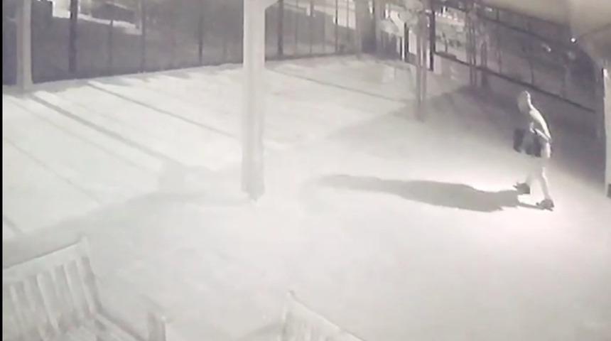 Kafeteryadaki hırsızlık g&uuml;venlik kamerasında