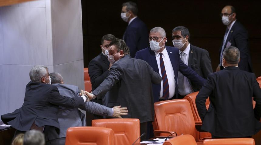 TBMM'de vekiller arasında kavga! Sosyal mesafe yine unutuldu