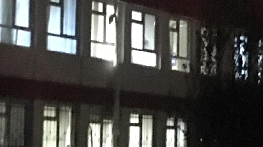 Denizli'de koronavirüs tanılı kişi, hastanenin 2. katından çarşafları bağlayarak kaçtı