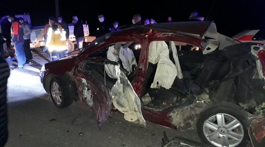 Otomobil ile kamyonet çarpıştı: 4 yaralı