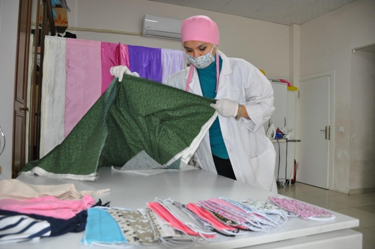 &Ccedil;ocuklar i&ccedil;in kost&uuml;m dikiyordu, şimdi maske &uuml;retiyor