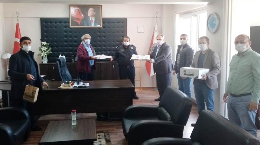 AK Parti il&ccedil;e teşkilatı maske dağıttı