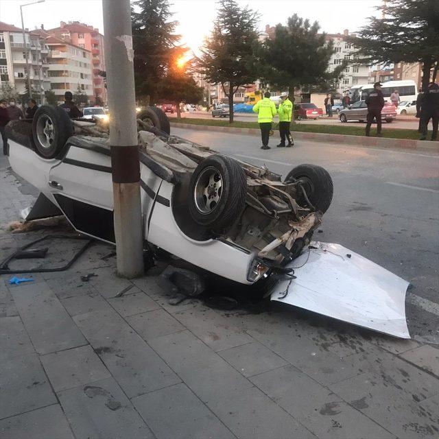 Konya'da otomobil park halindeki araca çarptı: 4 yaralı