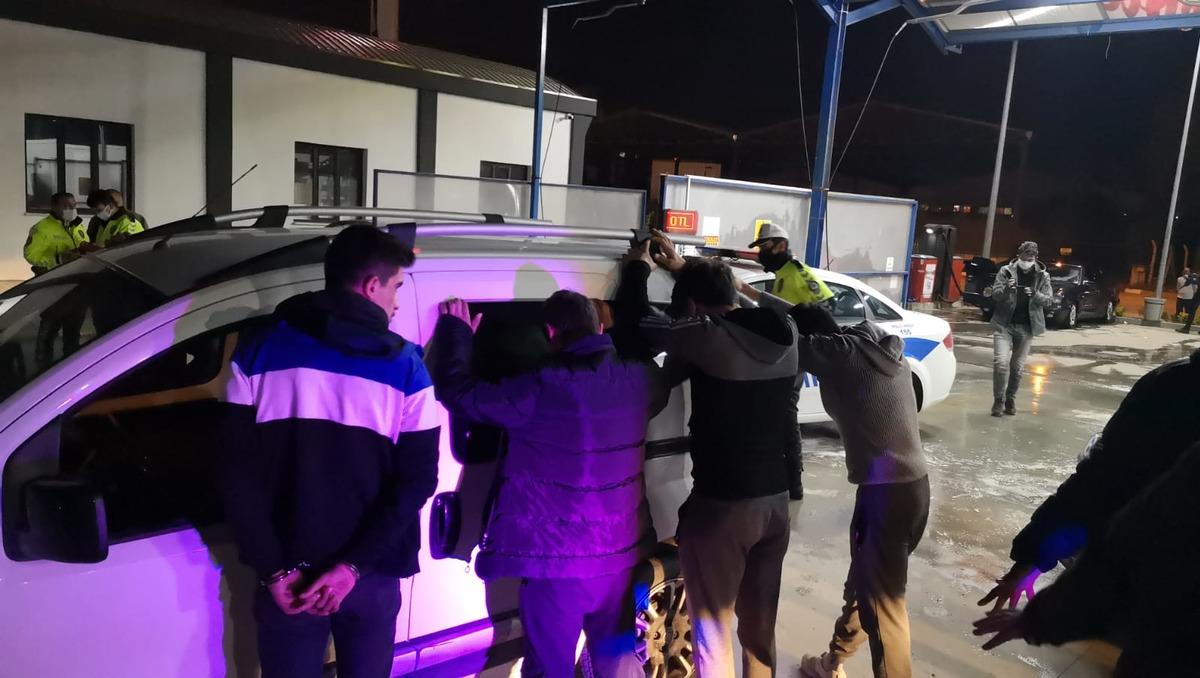 &Ccedil;aldıkları aracı koronavir&uuml;se karşı dezenfekte ederken yakalandılar