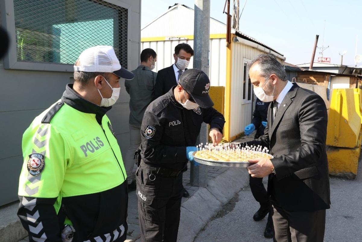 B&uuml;y&uuml;kşehir&rsquo;den polise baklavalı kutlama