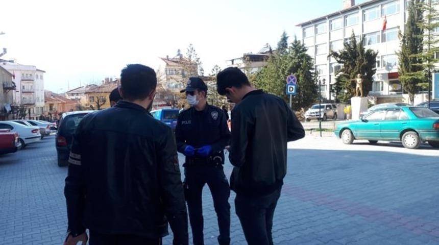 Emet&rsquo;te sokağa &ccedil;ıkan 20 yaş altı 2 kişiye idari para cezası