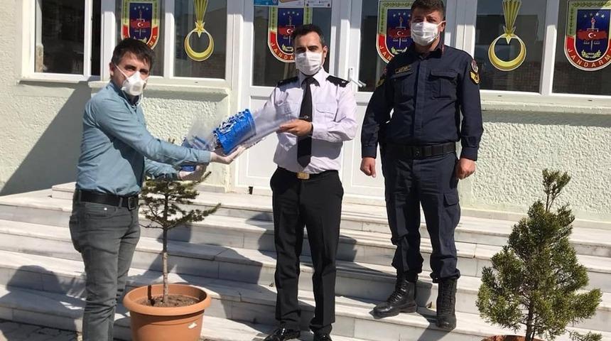 3D yazıcıda &rsquo;Y&uuml;z koruyucu siperlik&rsquo; &uuml;rettip Jandarma ve Polise verdiler