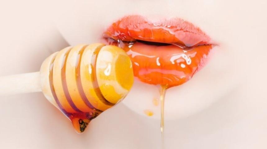 Bu doğal y&ouml;ntemlerle dudaklarını kalınlaştırdı! İşte o sır gibi karışımlar!