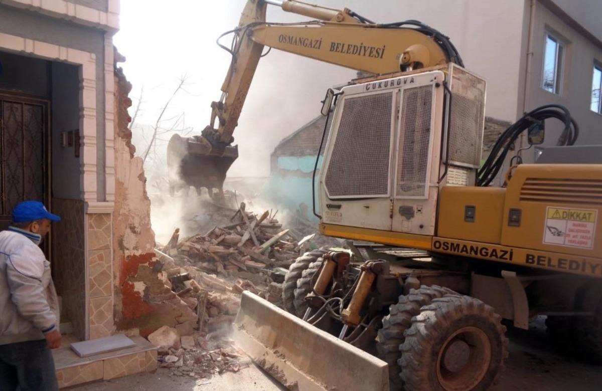 Osmangazi&rsquo;de metruk binalar tek tek yıkılıyor