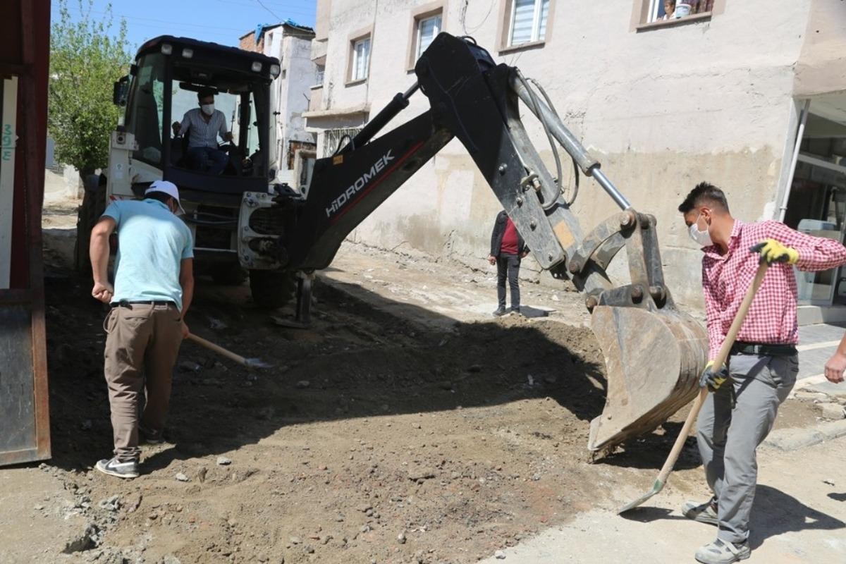 Cizre&rsquo;de kilitli parke taşı d&ouml;şeme &ccedil;alışması devam ediyor