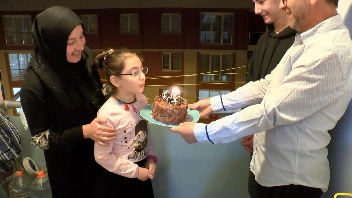 9 yaşındaki kız g&ouml;zyaşlarına boğulunca... Balkonda doğum g&uuml;n&uuml; s&uuml;rprizi!