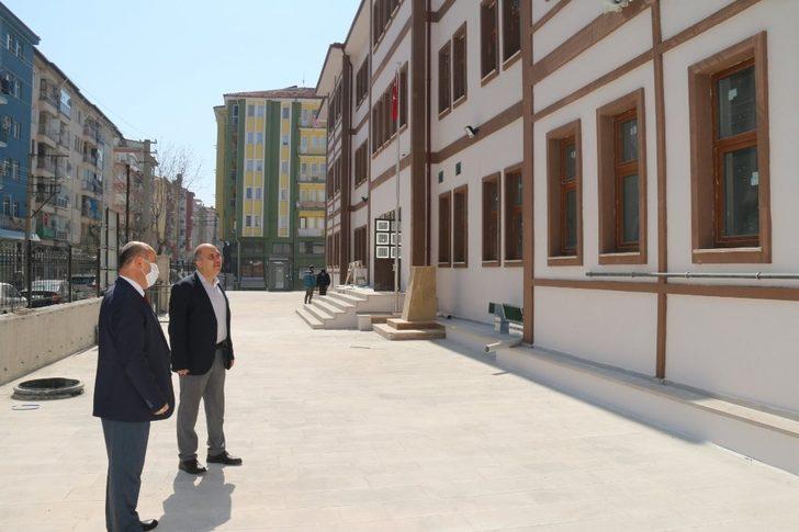 Müdür Başyiğit, Evliya Çelebi İlkokulu inşaatında incelemelerde bulundu G2