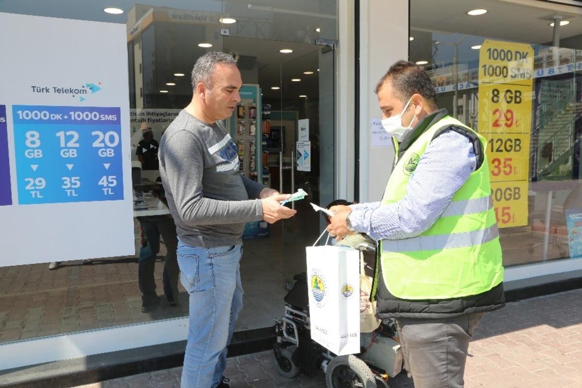 Erdemli Belediyesi&rsquo;nden vatandaşlara &uuml;cretsiz maske dağıtımı