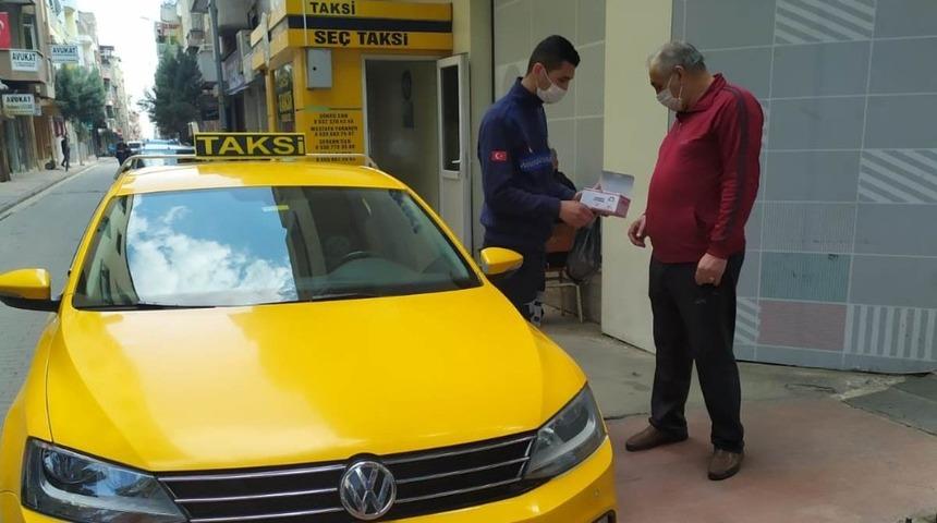 B&uuml;y&uuml;kşehir belediyesi taksi şof&ouml;rlerine maske dağıttı