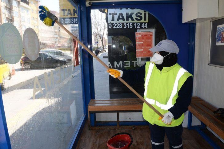 Dolmuş durakları yıkanarak temizleniyor G1