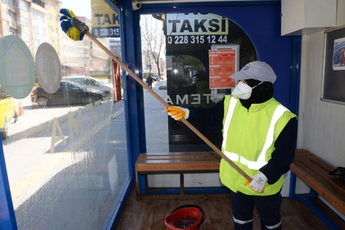 Dolmuş durakları yıkanarak temizleniyor