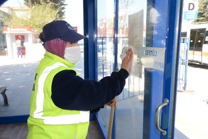 Dolmuş durakları yıkanarak temizleniyor G4