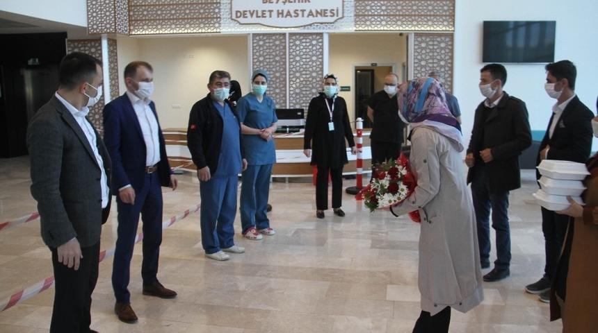 Kadınlardan sağlık çalışanlarına ikram, çiçek ve alkışlı destek