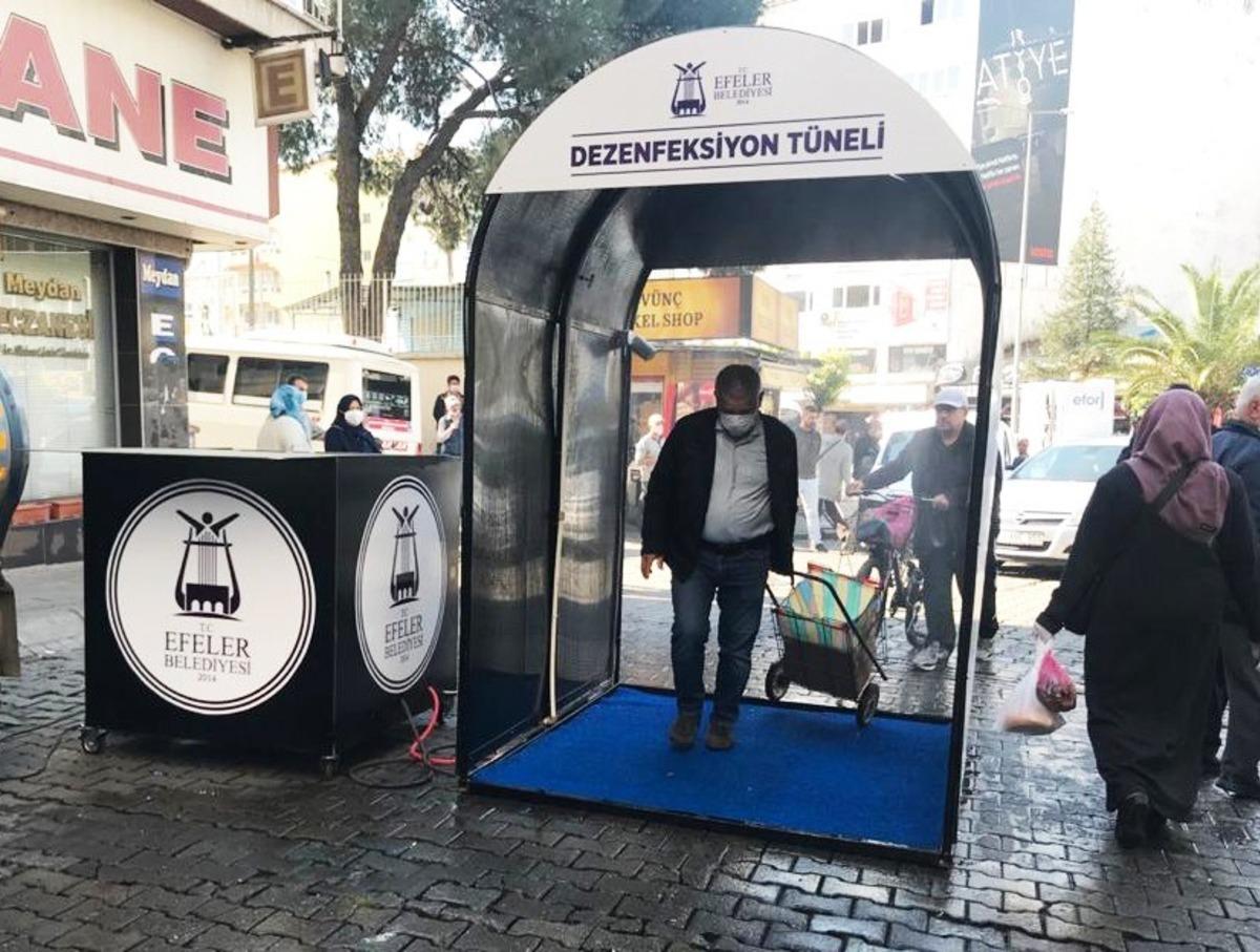 Efeler&rsquo;de pazaryerlerine dezenfeksiyon t&uuml;nelinden giriliyor