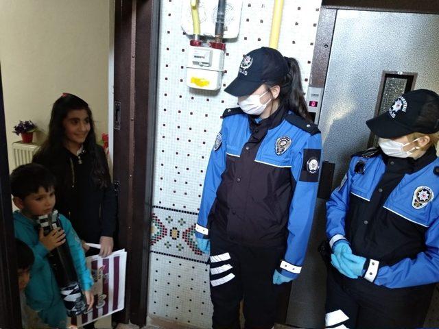 Elazığ polisinden, çocuklara kitap servisi