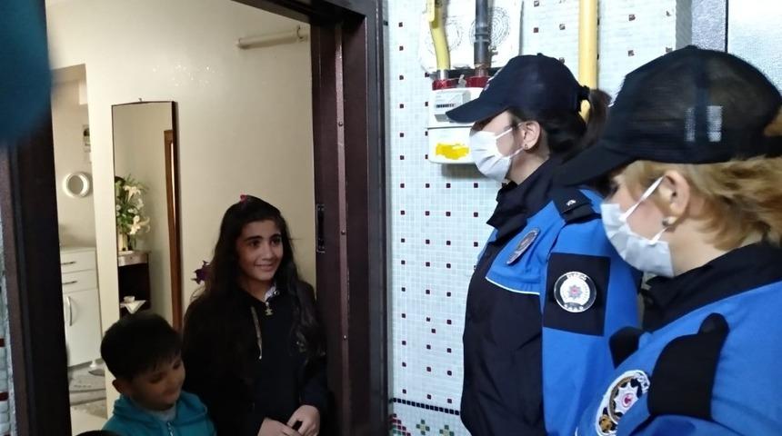 Elazığ polisinden, &ccedil;ocuklara kitap servisi