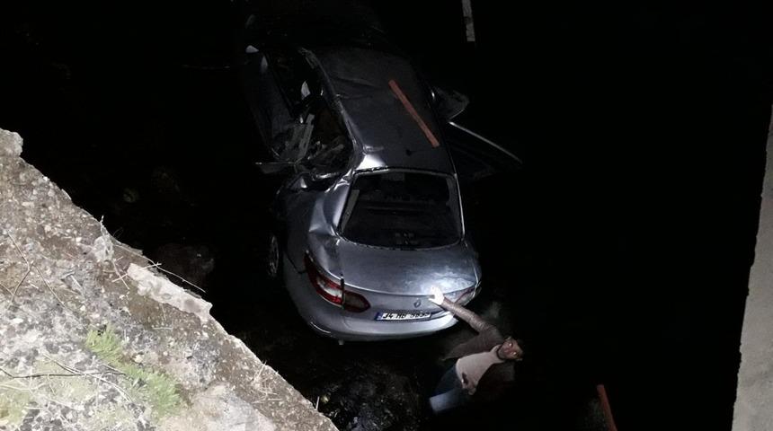 Otomobil k&ouml;pr&uuml;den u&ccedil;tu: 2 yaralı