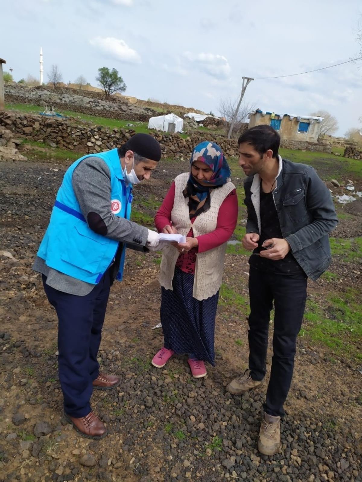 &Ccedil;ınar M&uuml;ft&uuml;l&uuml;ğ&uuml; personeli yaşlıların ihtiya&ccedil;larını karşılıyor