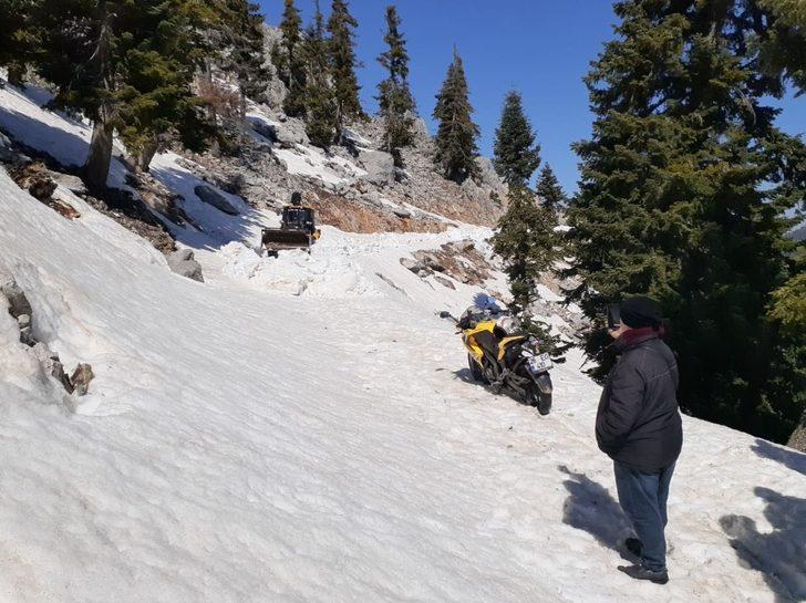 Motosikletleriyle karda mahsur kalan vatandaşlar kurtarıldı G2