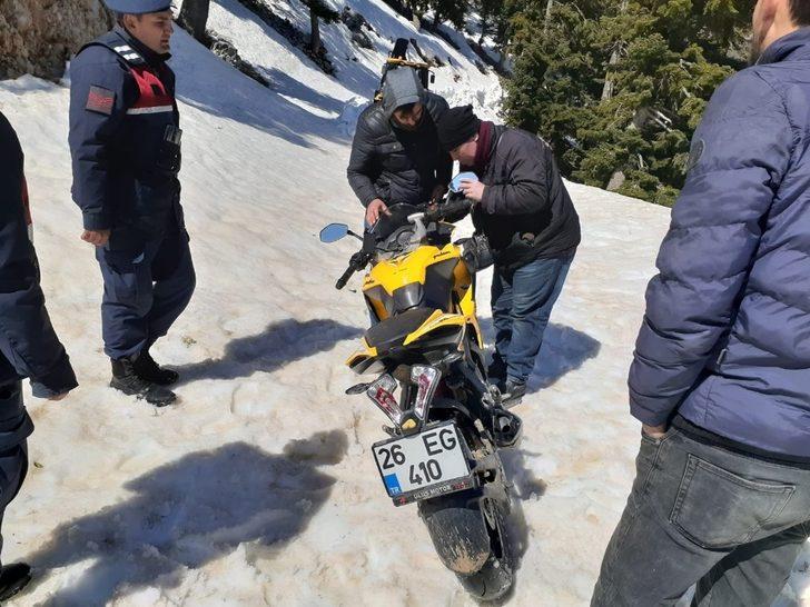 Motosikletleriyle karda mahsur kalan vatandaşlar kurtarıldı G3