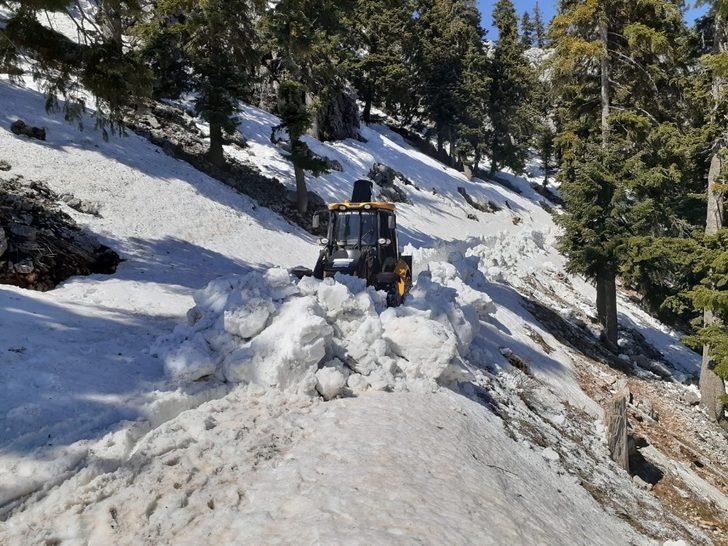 Motosikletleriyle karda mahsur kalan vatandaşlar kurtarıldı G4