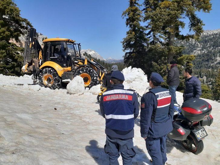 Motosikletleriyle karda mahsur kalan vatandaşlar kurtarıldı G5
