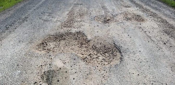 Mahalle yolu köstebek yuvasını andırıyor G3