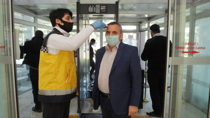 Burhaniye’de korona virüs tedbirleri artırıldı parka emniyet şeridi çekildi G2