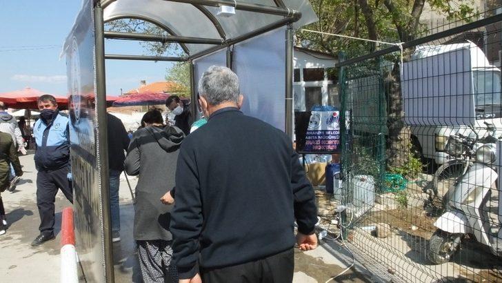 Burhaniye’de korona virüs tedbirleri artırıldı parka emniyet şeridi çekildi G4