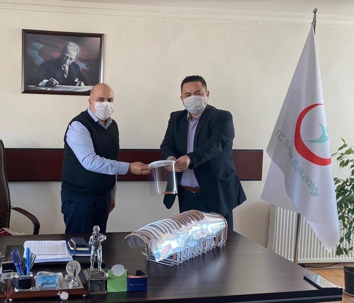 Eğitimcilerden, sağlık&ccedil;ılara siperlik maske desteği