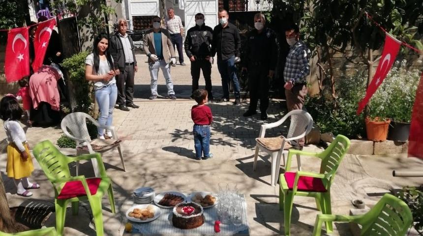 Polis oğlunun &ouml;zlemini kavga ihbarı ile mahalleye &ccedil;ağırdığı polislerle giderdi