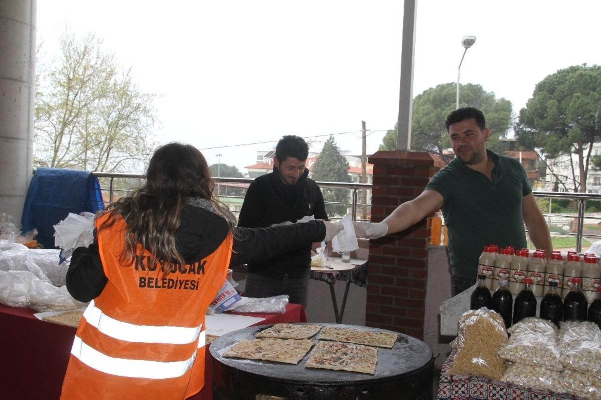 Kuyucak Belediyesi esnaf ve vatandaşlara maske dağıttı