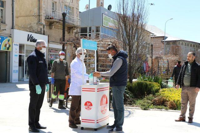 Bor Belediyesi vatandaşlara ücretsiz maske dağıtıyor