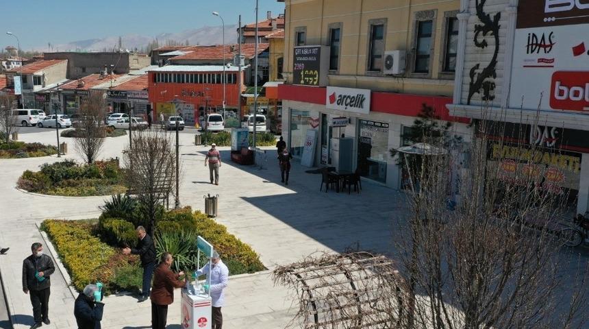 Bor Belediyesi vatandaşlara &uuml;cretsiz maske dağıtıyor