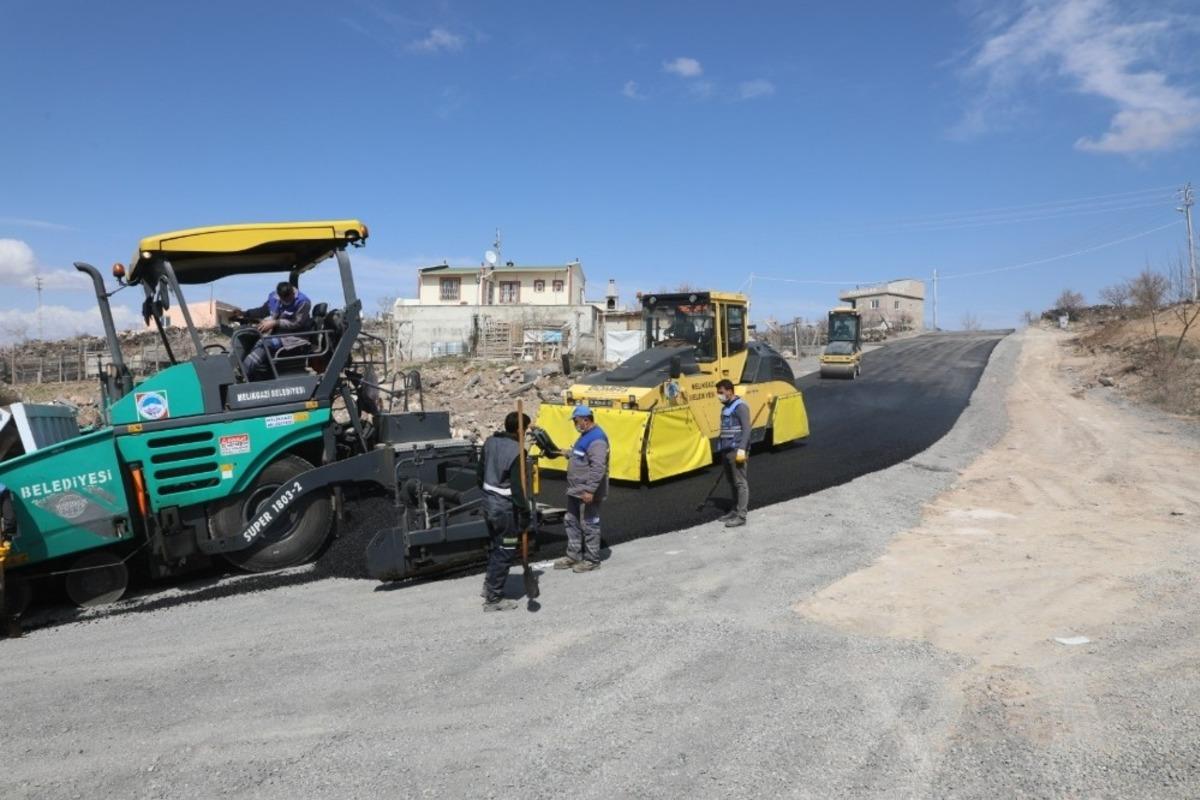 Mimarsinan Fatih Mahallesi&rsquo;ne 3 kilometrelik asfalt serildi