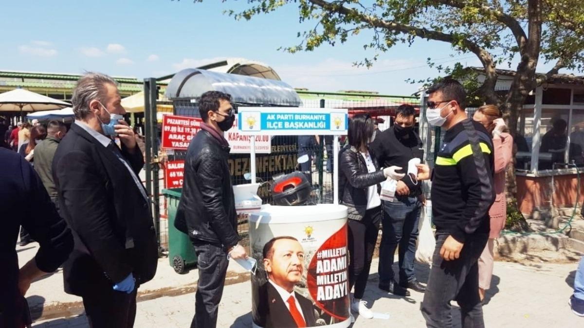 Burhaniye&rsquo;de Ak Partililer maske dağıttı