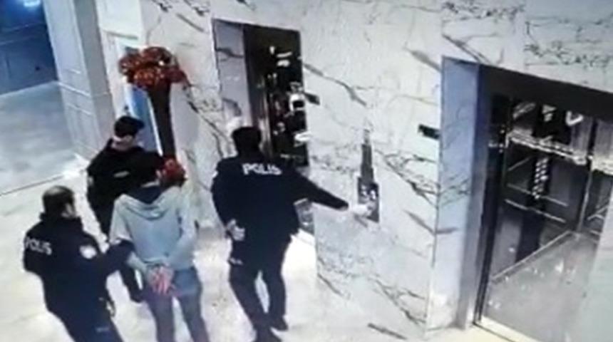 Rambo bı&ccedil;ağıyla &ouml;nce arkadaşını sonra kendisini &ouml;ld&uuml;rd&uuml;