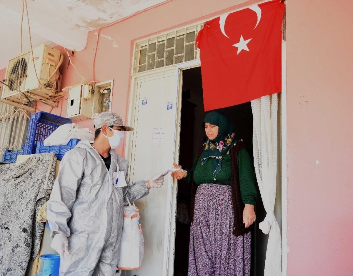 Muratpaşa&rsquo;da maske dağıtımı devam ediyor