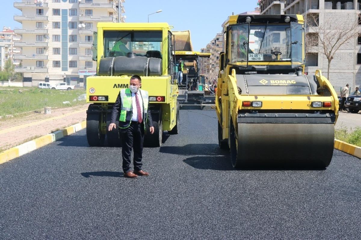Bağlar Belediyesi korona vir&uuml;s tedbirlerini alarak asfalt &ccedil;alışmalarına başladı
